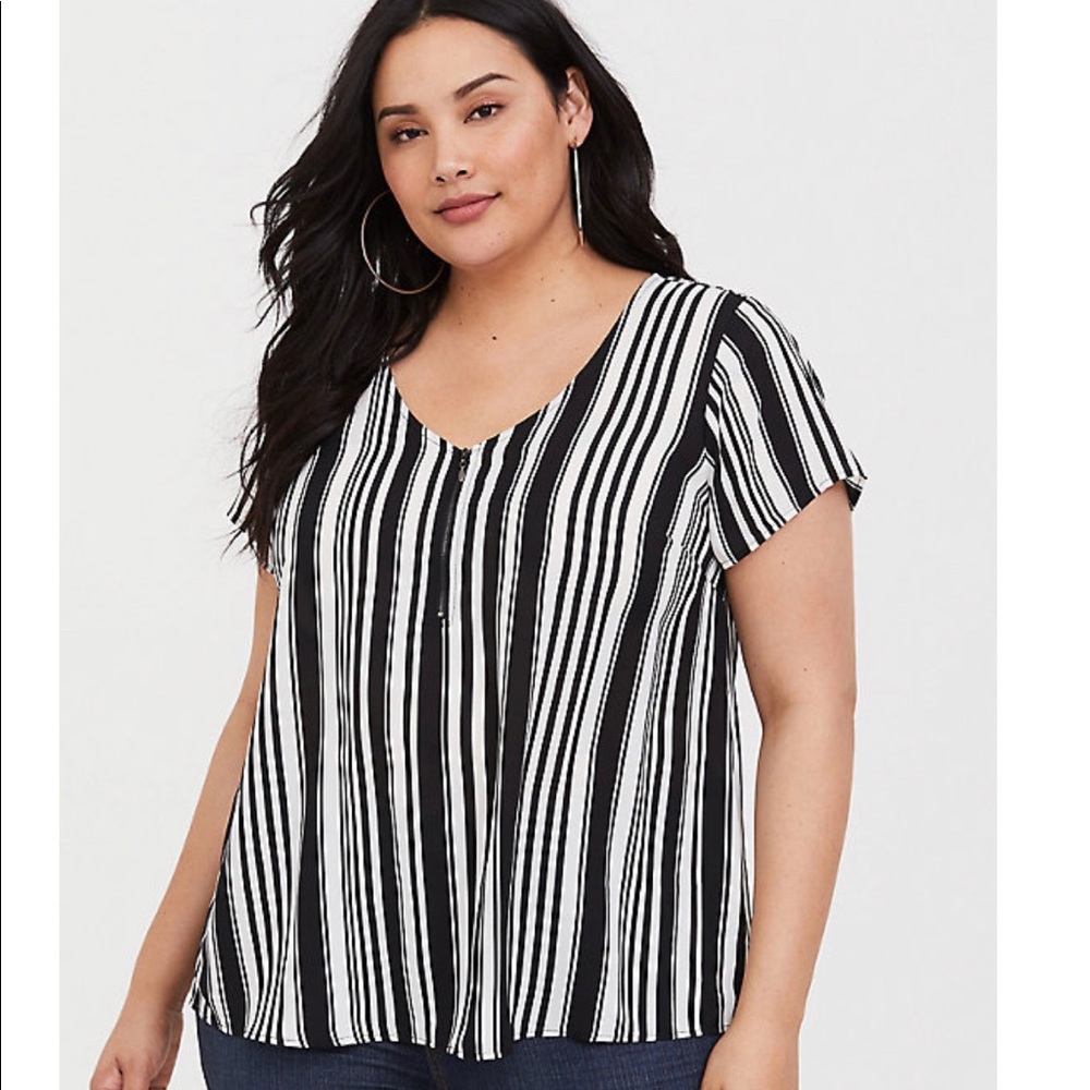 🆕 NWT - georgette zipper blouse. 🖤